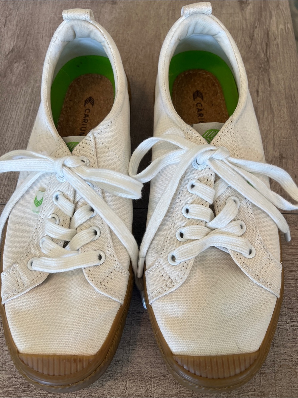 Cariuma White Canvas Sneaker with Green Insole - NEVER WORN